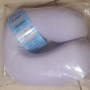 Purple Crafty World Deluxe Travel Pillow NWOT